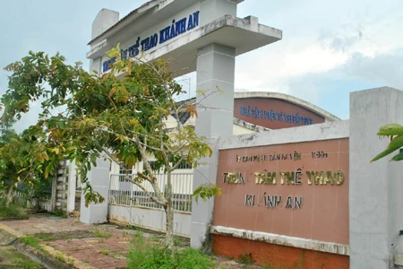 Khu thể thao được xây dựng hoành tráng rồi bỏ đó. Khu thể thao được xây dựng hoành tráng rồi bỏ đó.